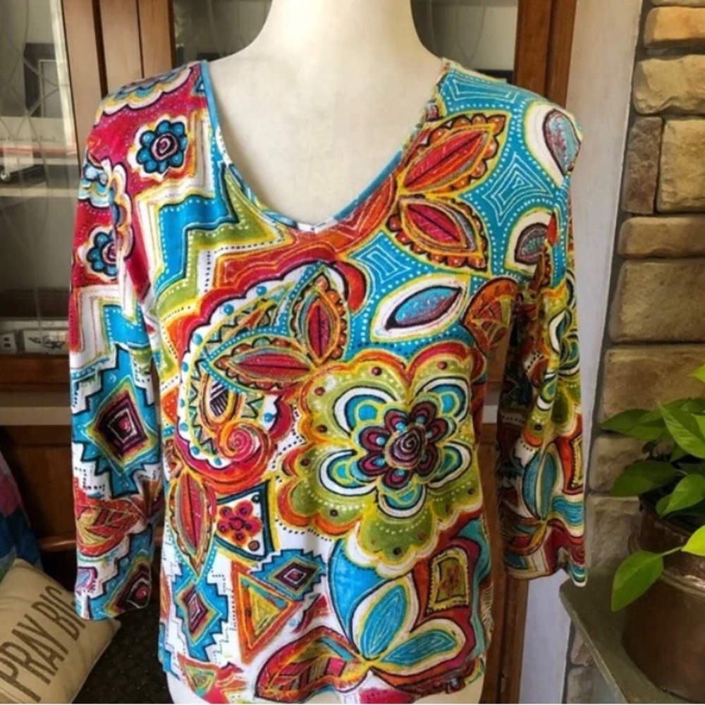 CHICOS SIZE 1 SIZE MEDIUM SIZE 8 BRIGHTLY COLORED 3/4 SLEEVE V/NECK COTTON TOP